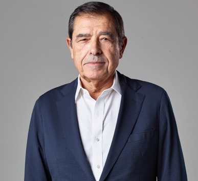 José Eduardo Moniz é licenciado em Filologia Germânica pela Universidade de Lisboa. Iniciou a sua atividade como jornalista em 1972. Cinco anos depois ingressou na RTP, onde foi Repórter, Apresentador, Moderador de debates, Entrevistador, Chefe de Redação, Diretor de Informação e Diretor-Geral de Conteúdos, com a coordenação total da Ficção, do Entretenimento e do Desporto. Mais tarde assumiu a liderança da TVI. Depois de um interregno com outros projetos, em 2022 reassumiu o cargo de Diretor-Geral da TVI.